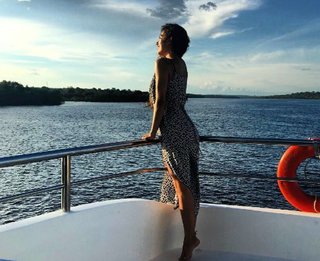 Isis Valverde feet photo thumbnail