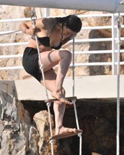 Michelle Rodriguez feet photo thumbnail