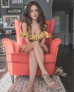 Eiza González feet photo thumbnail