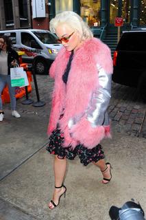 Rita Ora feet photo thumbnail