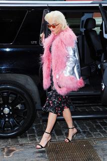 Rita Ora feet photo thumbnail