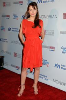 Alyssa Milano feet photo thumbnail