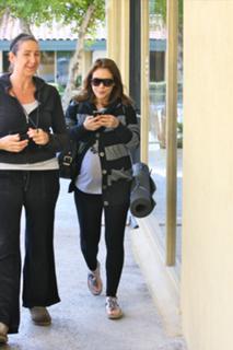 Alyssa Milano feet photo thumbnail