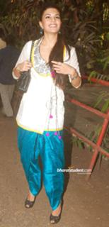 Jacqueline Fernandez feet photo thumbnail