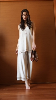 Kriti Kharbanda feet photo thumbnail