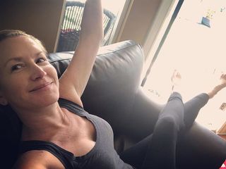 Angela Kinsey feet photo thumbnail