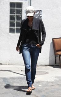 Halle Berry feet photo thumbnail