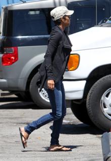 Halle Berry feet photo thumbnail