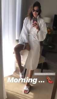 Iris Mittenaere feet photo thumbnail