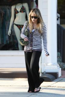 Hilary Duff feet photo thumbnail