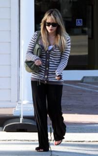 Hilary Duff feet photo thumbnail