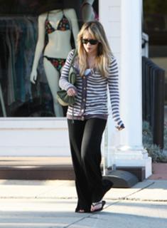 Hilary Duff feet photo thumbnail