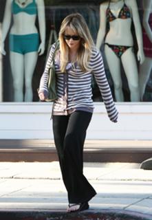 Hilary Duff feet photo thumbnail