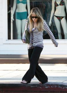 Hilary Duff feet photo thumbnail