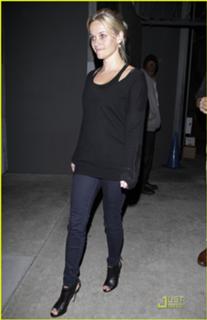 Reese Witherspoon feet photo thumbnail