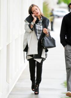 Jessica Alba feet photo thumbnail