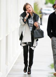 Jessica Alba feet photo thumbnail