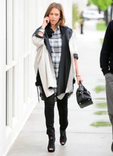 Jessica Alba feet photo thumbnail