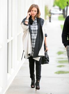Jessica Alba feet photo thumbnail