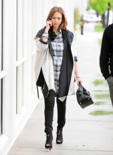 Jessica Alba feet photo thumbnail