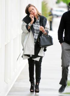 Jessica Alba feet photo thumbnail