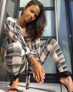 Christina Milian feet photo thumbnail