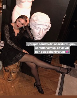 Duygu Özaslan feet photo thumbnail