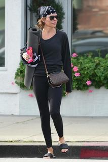 Lisa Rinna feet photo thumbnail