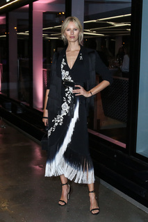 Karolina Kurkova feet photo thumbnail