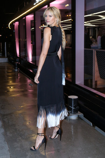 Karolina Kurkova feet photo thumbnail