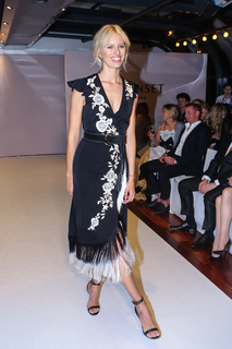 Karolina Kurkova feet photo thumbnail