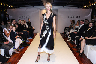 Karolina Kurkova feet photo thumbnail