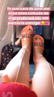 Larissa Manoela feet photo thumbnail