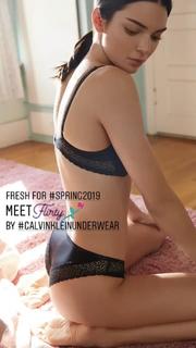 Kendall Jenner feet photo thumbnail