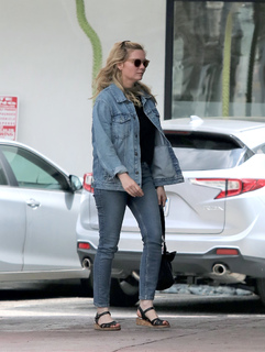 Kirsten Dunst feet photo thumbnail