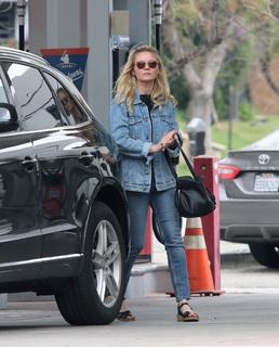 Kirsten Dunst feet photo thumbnail