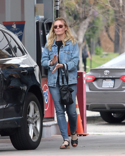Kirsten Dunst feet photo thumbnail