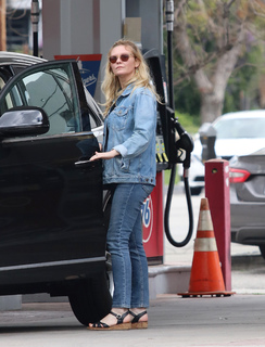 Kirsten Dunst feet photo thumbnail