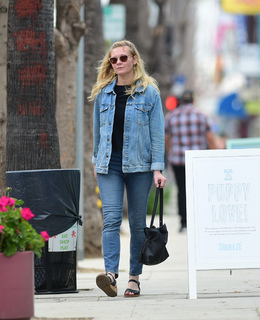 Kirsten Dunst feet photo thumbnail