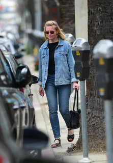 Kirsten Dunst feet photo thumbnail