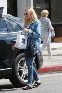 Kirsten Dunst feet photo thumbnail