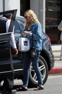 Kirsten Dunst feet photo thumbnail