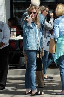 Kirsten Dunst feet photo thumbnail
