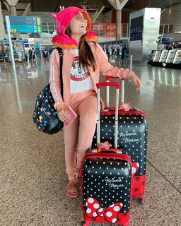 Larissa Manoela feet photo thumbnail