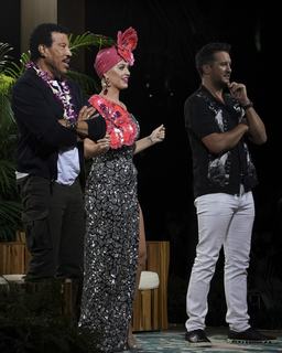 Katy Perry feet photo thumbnail