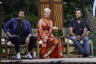 Katy Perry feet photo thumbnail