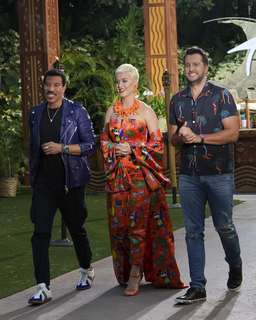 Katy Perry feet photo thumbnail