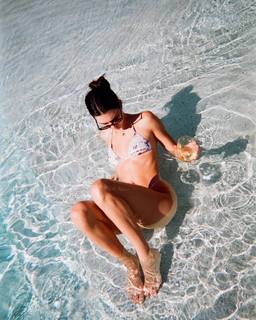 Kendall Jenner feet photo thumbnail