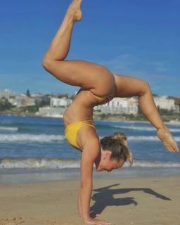Kino MacGregor feet photo thumbnail