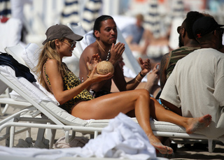 Doutzen Kroes feet photo thumbnail